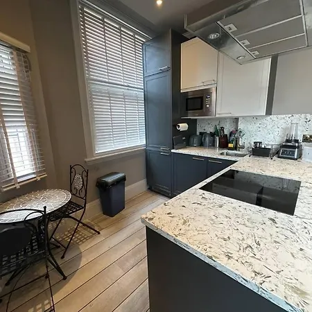 Stunning 2-Bedroom Apartment In Manchester Centre-2